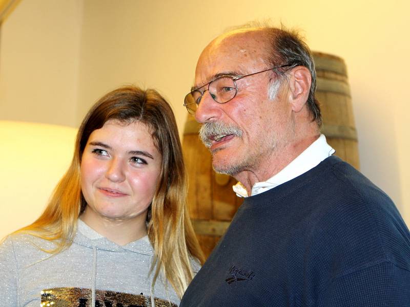 Herec Pavel Nový v sobotu otevíral Pecký pivovar na Boudě Máma. Její barvy tradičně hájí při Krakonošově guláši.