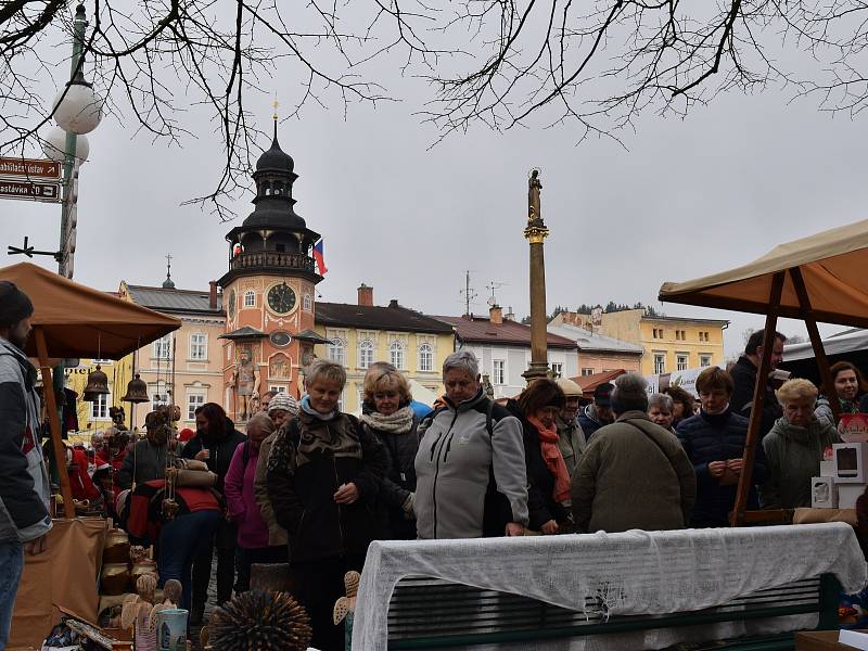 Velký zájem návštěvníků provázel Řemeslný trh pod obry v Hostinném.