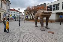Socha Quo Vadis českého umělce Davida Černého stojí od soboty na Svatojanském náměstí u pěší zóny v Trutnově.