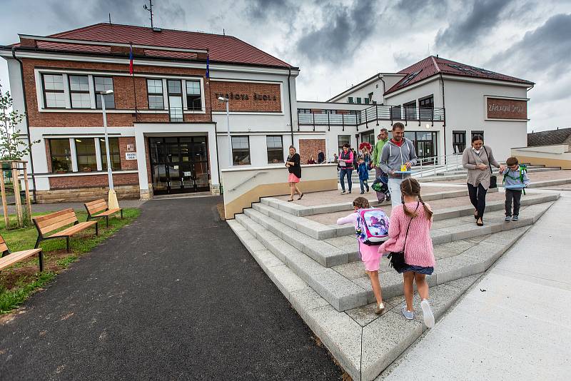 První školní den vykročili žáci v Bílé Třemešné do nové budovy. Její výstavba stála 85 milionů korun.