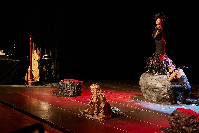 Jubilejní 40. ročník mezinárodního hudebního festivalu Trutnovský podzim zahájila slavná Dvořákova opera Rusalka.