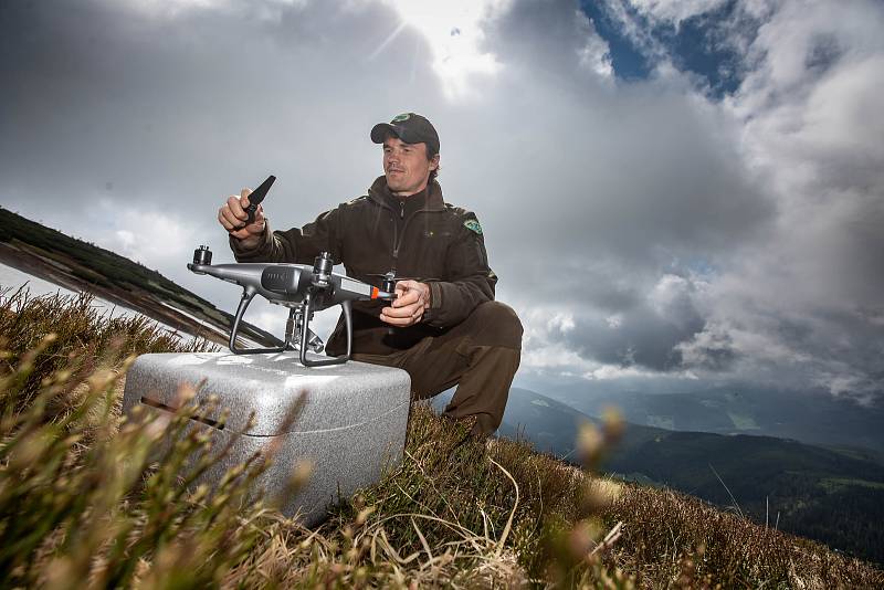 Strážci KRNAPu měřili výšku sněhové pokrývky na úbočí Studniční hory zvaném Mapa republiky. Novinkou se stalo měření pomocí dronu.