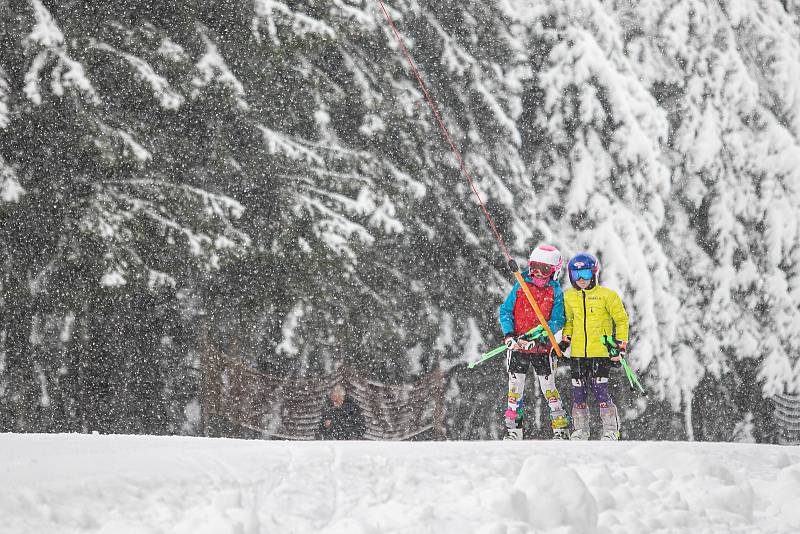 Na vrcholu Černé hory v Krkonoších jako na prvním místě v Česku začala v sobotu lyžařská sezona.