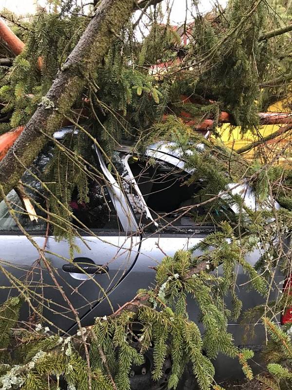 V Trutnově Poříčí spadly stromy na tři auta.