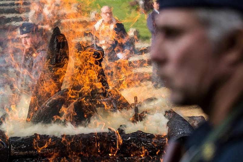 Zoologická zahrada ve Dvoře Králové spálila 19. září na protest proti nelegálnímu obchodu se zvířaty a pytláctví 33 kilogramů nosorožčí rohoviny.