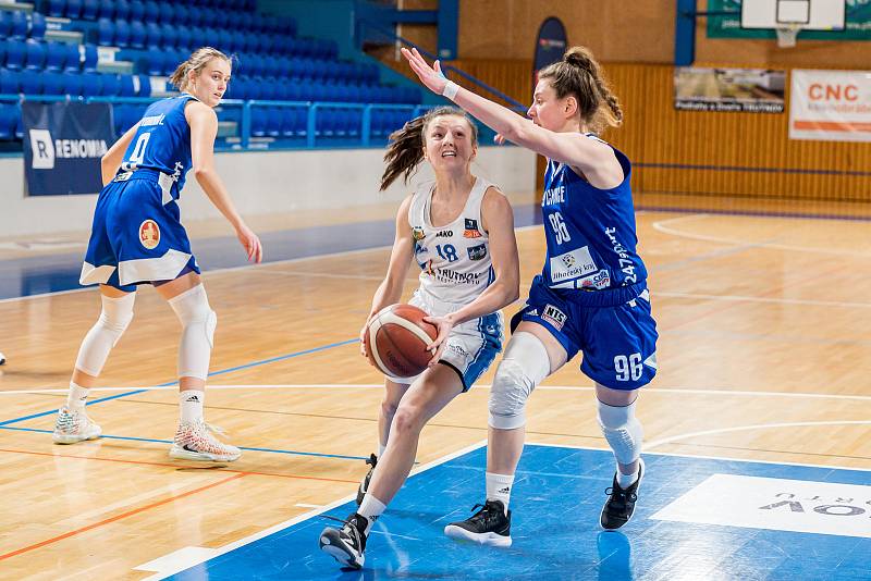 Basketbalistky trutnovské Lokomotivy proti Strakonicím zaznamenaly čtvrtou výhru v soutěži.