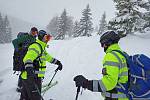 Policisté vyrážejí se strážci národního parku na společné hlídky na lyžích.