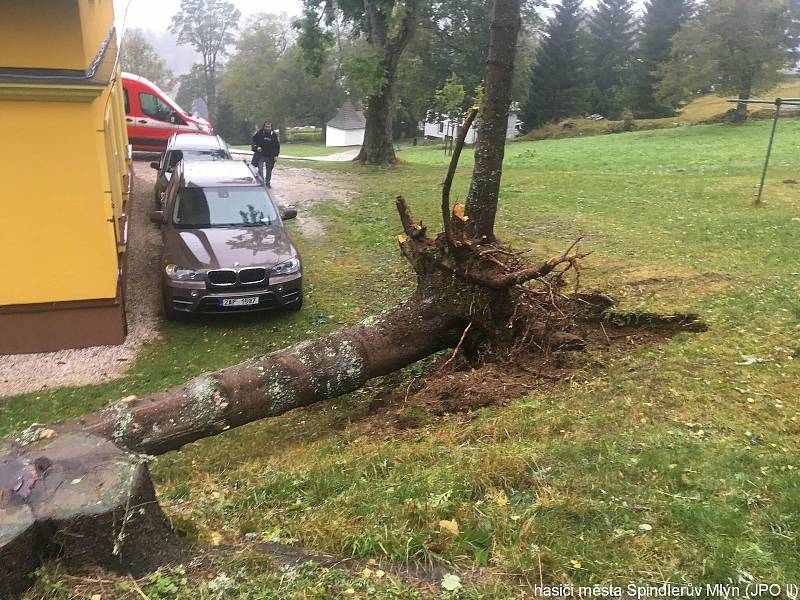 Během 24 hodin špindlerovští hasiči odklidili nebo zlikvidovali ve Špindlerově Mlýně a okolí 29 stromů.