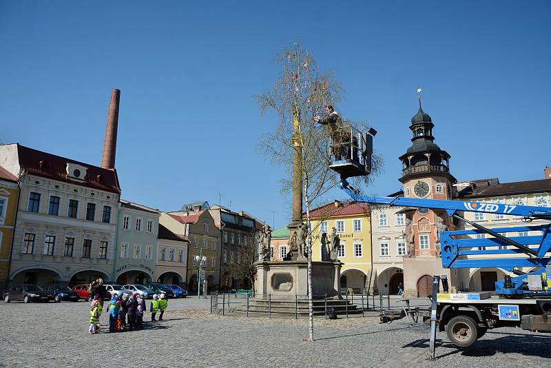 V Hostinném mají velikonoční strom.