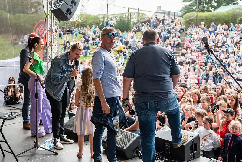 Hvězdy televizního seriálu ZOO zahájily letní sezonu v Safari Parku Dvůr Králové, Eva Burešová měla koncert.