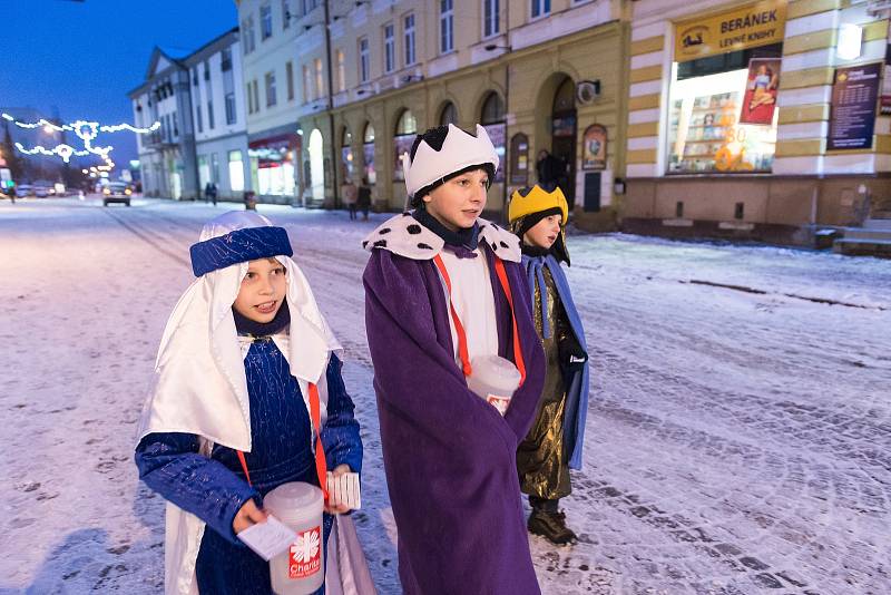 Z trutnovského kostela se vydali na sbírku tříkráloví koledníci.