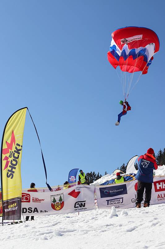 Od středy do soboty se koná ve Skiareálu Bubákov Herlíkovice světový šampionát v para-ski. Tato discplína kombinuje parašutismus a lyžování.