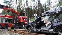 Tragická nehoda. Na železničním přejezdu v Bílé Třemešné rychlík smetl v pondělí přes osmou hodinou ráno osobní auto. Řidička zemřela.