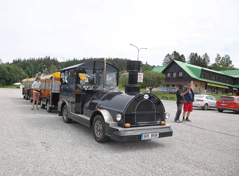 Turistický vláček Bubáček již třetím rokem přepravuje pasažéry po Vrchlabí a na horských trasách na Benecko a Strážné.