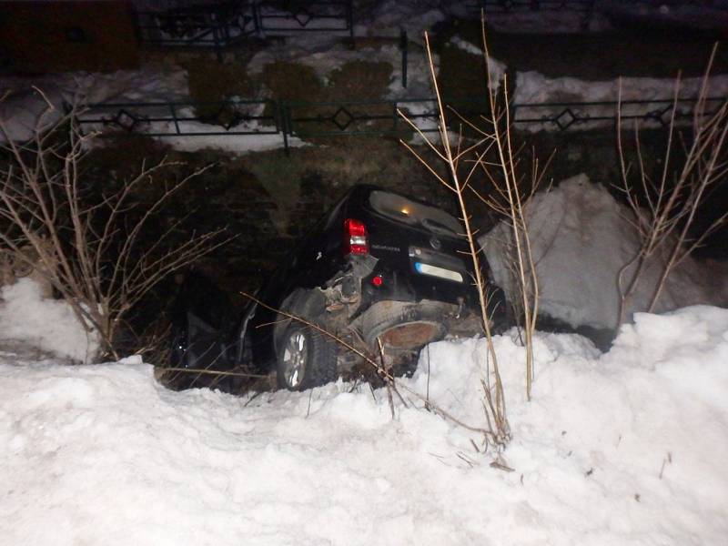 Automobil skončil po havárii v korytu řeky.