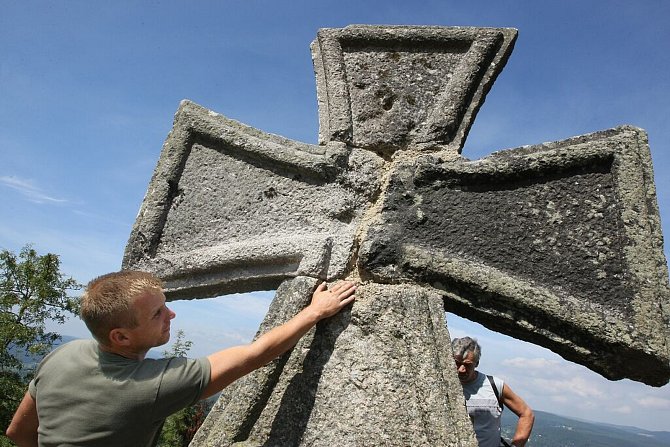 Kontroverzní německý válečný kříž z roku 1944 stojící u rozhledny Štěpánka v Kořenově je zničený, zájem o něj mají muzea v severních Čechách.