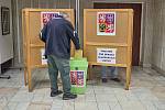 První voliči přišli na Městský úřad v Trutnově hned v pátek ve 14 hodin. Na Trutnovsku volí lidé do kraje a Senátu.