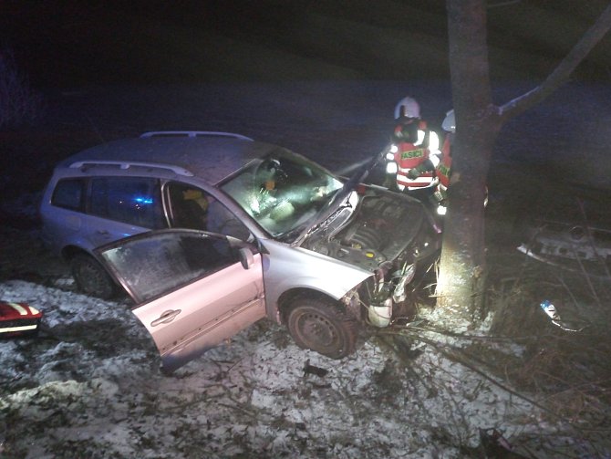 Dvaačtyřicetiletá řidička se vybourala v Trutnově na Bojišti v pátek krátce před pátou hodinou ráno.