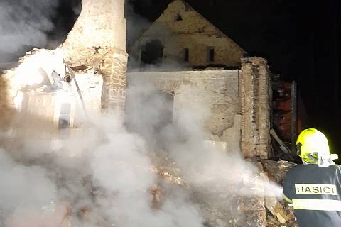 V pondělí 26. února kolem 5. hodiny ranní byli hasiči přivoláni do katastru obce Dolní Dvůr na Trutnovsku, došlo zde k požáru chaty.
