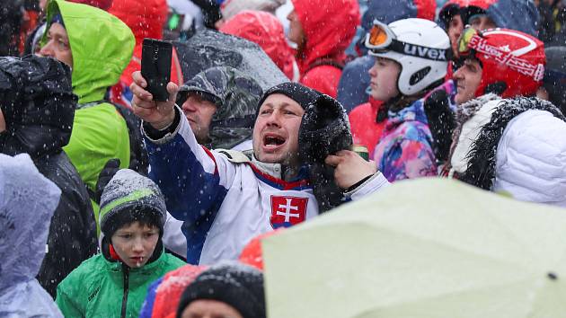 Husté sněžení provází sobotní slalom Světového poháru ve Špindlerově Mlýně, diváků je ještě více než při pátečním obřím slalomu.