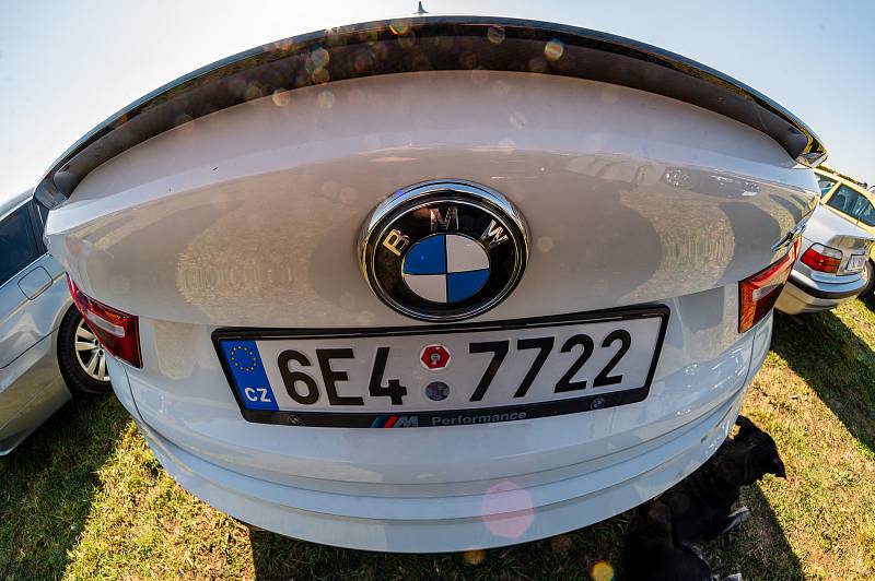 Setkání vozů BMW v areálu hospitálu Kuks.