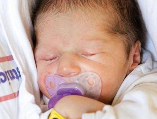 SÁRA POUROVÁ se narodila 22. dubna v 4.21 hodin. Vážila 2,95 kilogramů a měřila 49 centimetrů.  Rodiče Lucie a František Pourovi si jí vezmou domů k sestřičce Alici. 