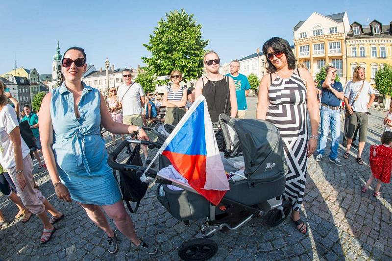 Z trutnovské demonstrace proti Babišovi.