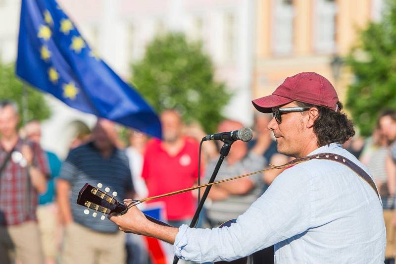 Z trutnovské demonstrace proti Babišovi.