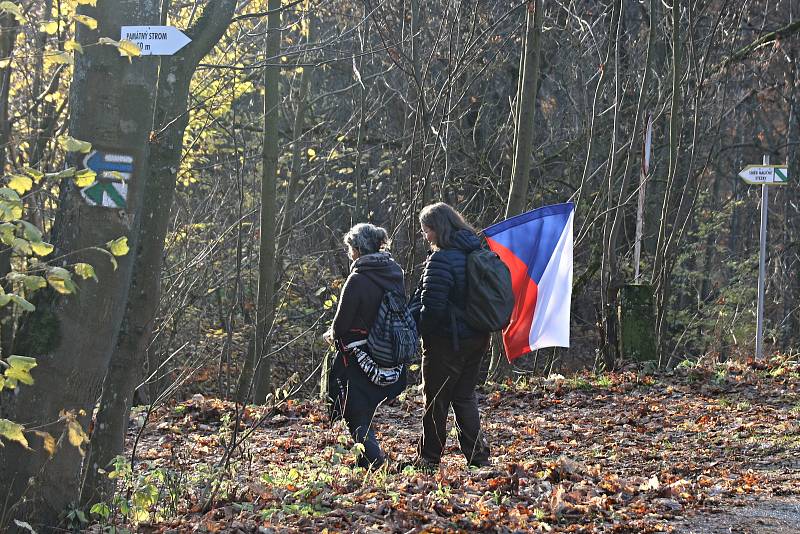 Celou neděli desítky lidí zapalovaly svíčky u chalupy Václava Havla na Hrádečku ve Vlčicích.