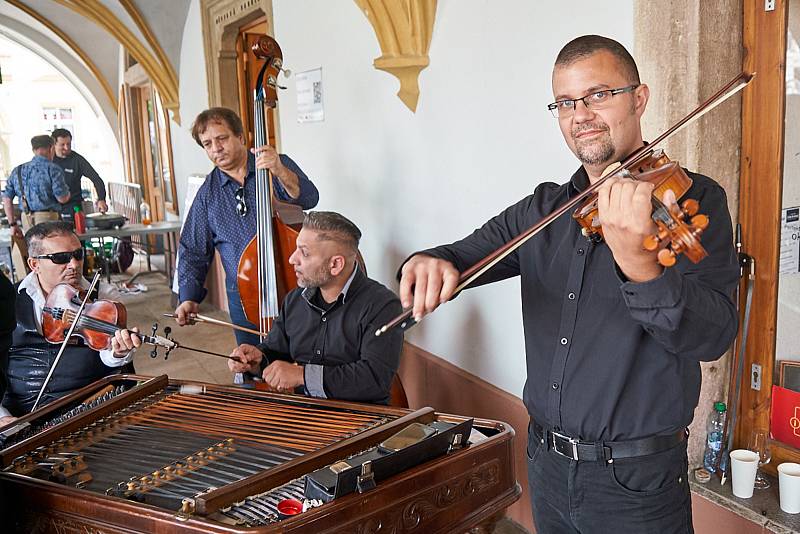 Patnáctý ročník Trutnovských vinařských slavností byl věnován památce Jiřího Frýby, který byl členem pořádajícího spolku Přátelé dobrého vína.