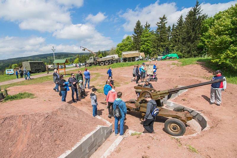 U Stachelbergu rachotila vojenská technika. Na zemi i ve vzduchu.