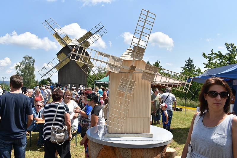 V sobotu se za veliké účasti veřejnosti konalo v Borovnici slavnostní ukončení stavby větrného mlýna.