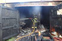 Ve Strážkovicích hořela garáž, oheň způsobil škodu za čtvrt milionu