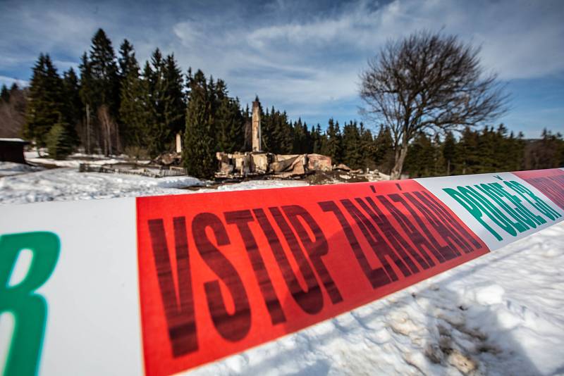 Požárem zničená hájenka v krkonošské Velké Úpě nedaleko Janových bud.