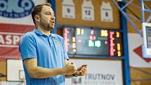 Pozitivní myšlení zdobí trenéra trutnovských basketbalistek Michala Martiška. Nějaké stížnosti na zlou dobu od něho neuslyšíte. Naopak si za každé situace váží práce své i hráček.