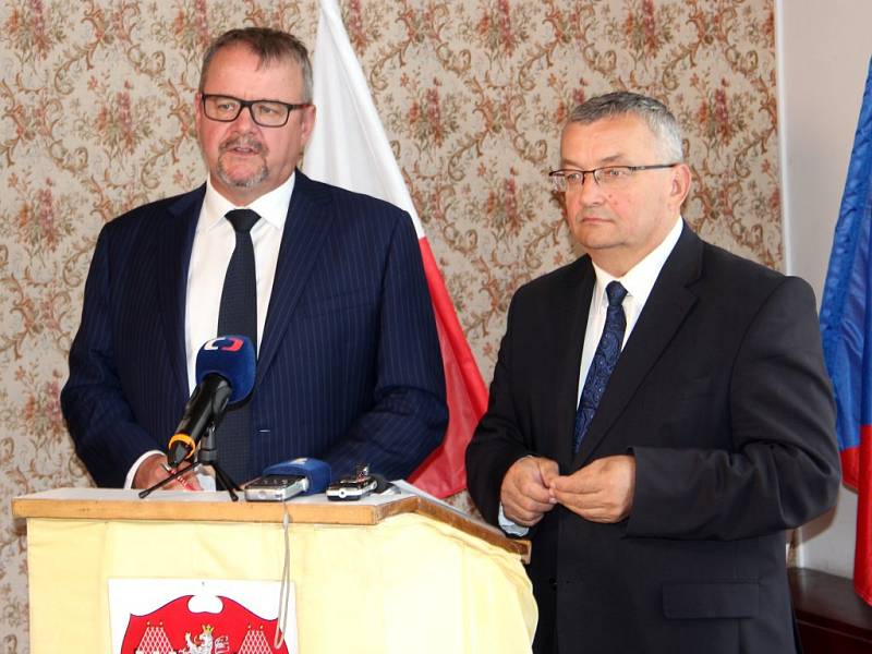 Zatímco polská strana přivede dálnici k hranicím už v roce 2023, Češi budou pomalejší. Přáním ministra Dana Ťoka je maximálně tříletý skluz. Řekl to na pondělním jednání politických špiček ve Dvoře Králové nad Labem.