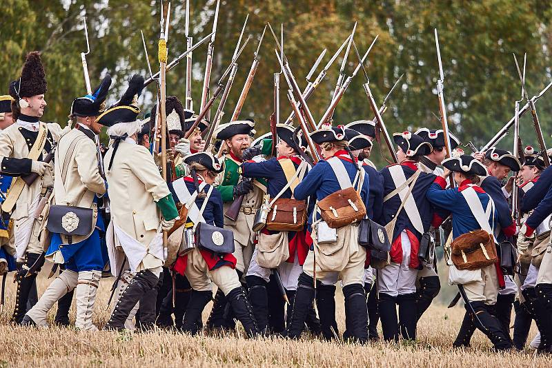 Na poli u Studence u Trutnova se střetli vojáci armád rakousko-saské a pruské, které bojovaly v bitvě v roce 1745.