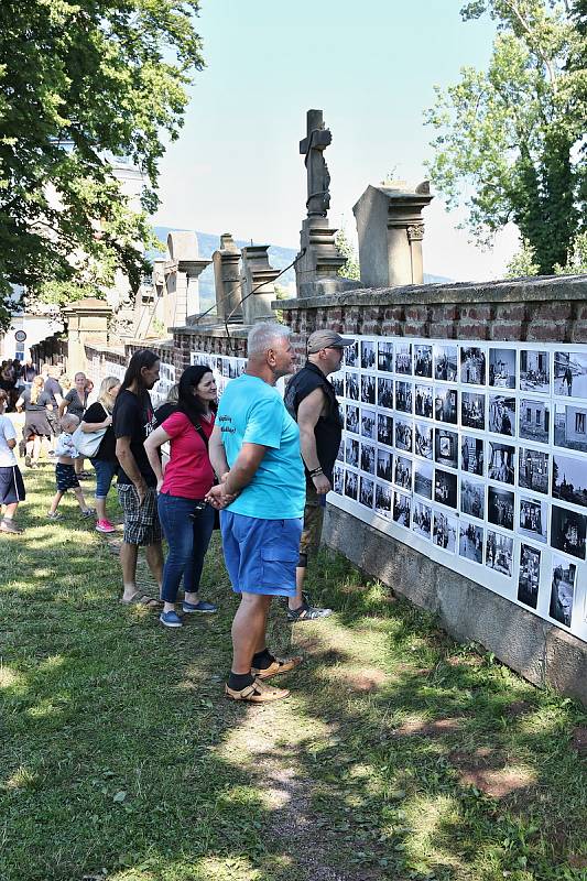 Uznávaný fotograf Bohdan Holomíček vystavil v sobotu fotky na hřbitovní zdi v Mladých Bukách.