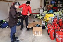 Dobrovolní hasiči z Horního Maršova zorganizovali sbírku hasičského vybavení pro kolegy z Ukrajiny. Zájem byl obrovský.