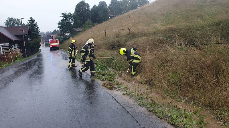 Hasiči z Horního Maršova zasahovali v pátek 14. srpna kvůli vodě, která zatékala do domů.