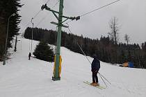 Ve skiareálu v Radvanicích se lyžuje i v druhém březnovém týdnu. Po loňském uzavření je v provozu velký vlek.
