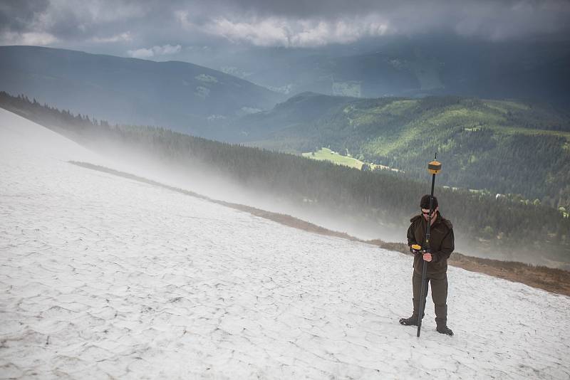 Strážci KRNAPu měřili výšku sněhové pokrývky na úbočí Studniční hory zvaném Mapa republiky. Novinkou se stalo měření pomocí dronu.