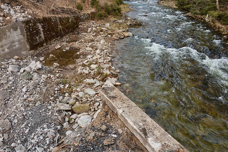 Královéhradecký kraj bourá tři mosty v Temném Dole ve východních Krkonoších na silnici mezi Horním Maršovem a Pecí pod Sněžkou, postaví místo nich nové.