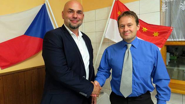 Střídání. Dosavadní starosta Rudníku Aleš Maloch (vlevo) gratuloval svému nástupci Pavlovi Steklému po volbě na ustavujícím zasedání zastupitelstva Rudníku ve středu 19. října 2022.
