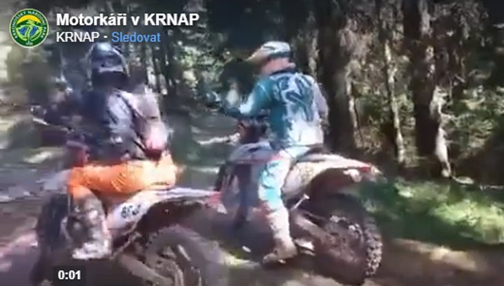 Jezdci na terénních motocyklech se nelegálně prohánějí na území Krkonošského národního parku.