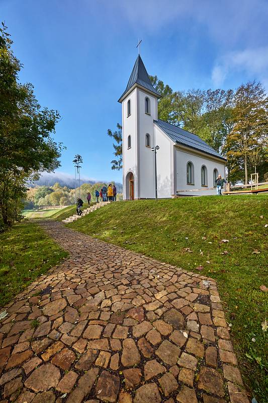 Kaple sv. Josefa ve Slavětíně prožila radikální změnu. Její vlastníci, manželé Kasperovi, proměnili chátrající ruinu v působivé místo.