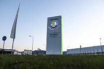 Automobilka Škoda Auto v pondělí 18. října zastavila výrobu v továrně ve Vrchlabí.