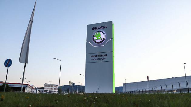 Automobilka Škoda Auto v pondělí 18. října zastavila výrobu v továrně ve Vrchlabí.