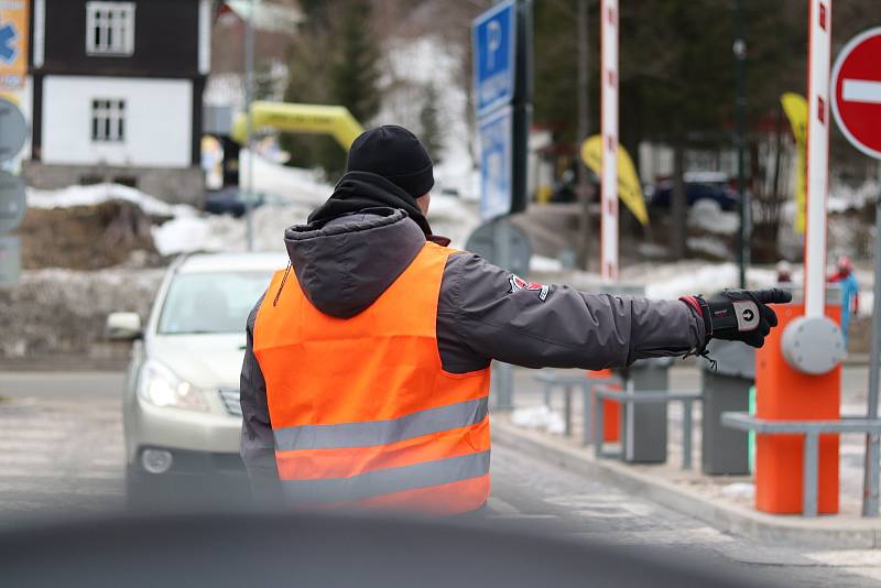 Policisté a pořadatelé řídí dopravu do dějiště Světového poháru ve Špindlerově Mlýně, kam se vydalo bezmála deset tisíc diváků.