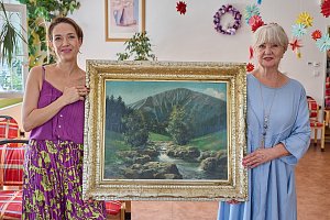 Herečky Tereza Kostková a Carmen Mayerová navštívily domov pro seniory v Trutnově, aby převzaly obraz Charlese Mayera.